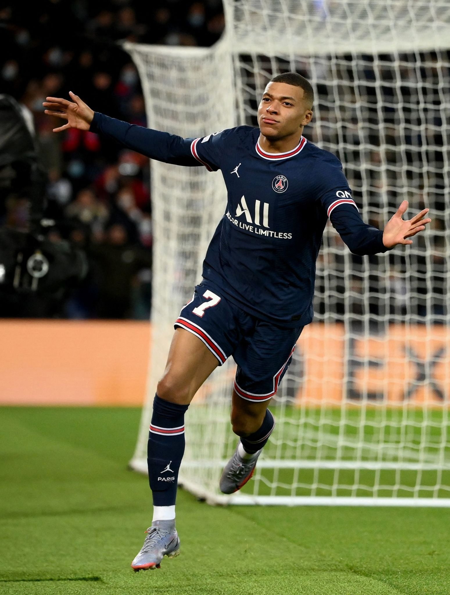 超越老穆勒！凯恩成为德甲历史上最快达成十次帽子戏法的球员（凯恩破老穆勒纪录，成德甲最快达成10次帽子戏法者）