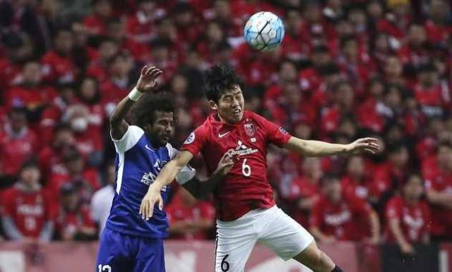 利物浦球迷热议换帅传闻，格拉斯纳因成绩亮眼成为焦点，而斯洛特面临困境。