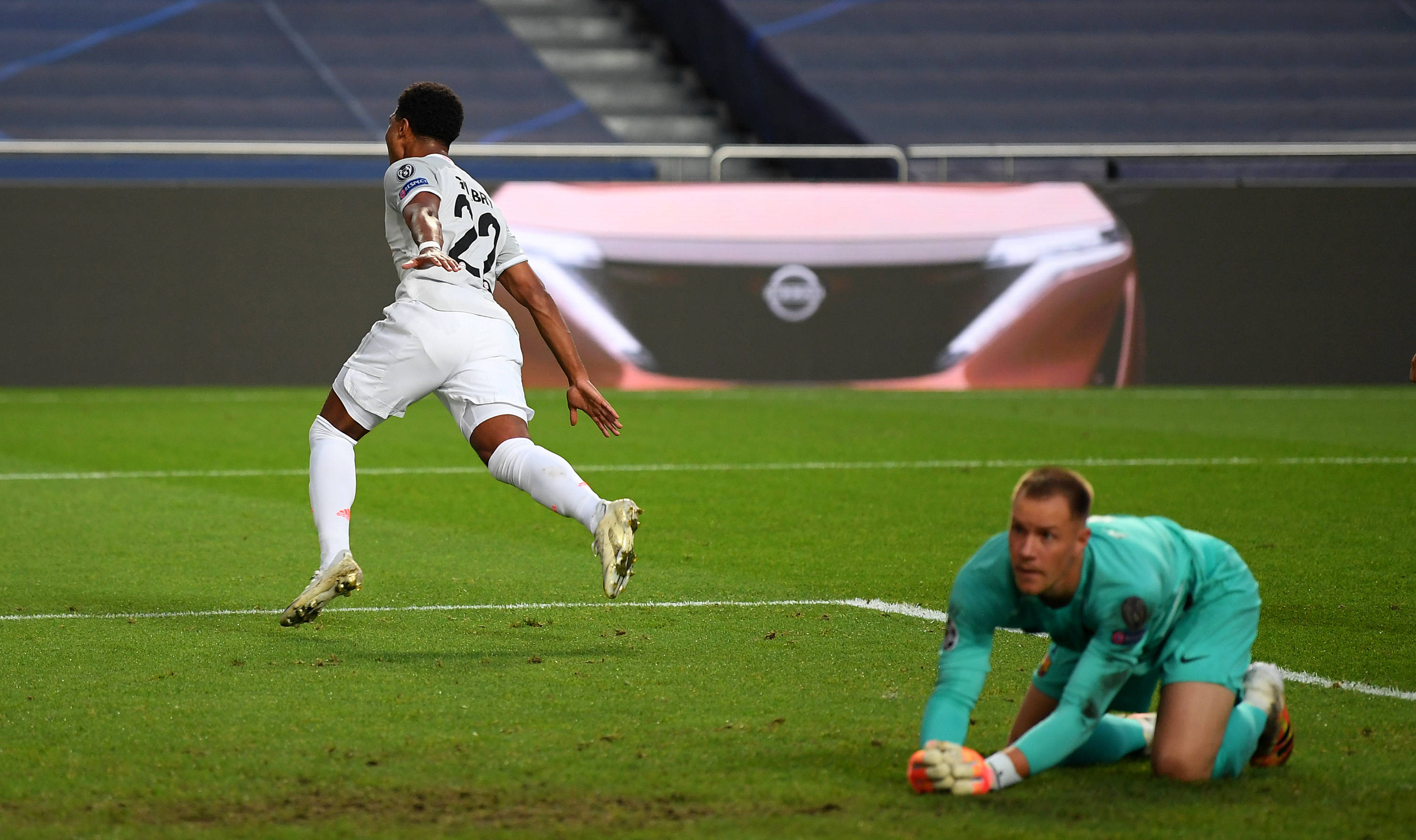 意甲西甲齐变天！AC米兰1-0登顶，巴萨3-1反超皇马，尤文终结2连平，马竞7连胜（意甲西甲风云突变：AC米兰1-0登顶，巴萨3-1超越皇马，尤文止住两连平，马竞豪取七连胜）